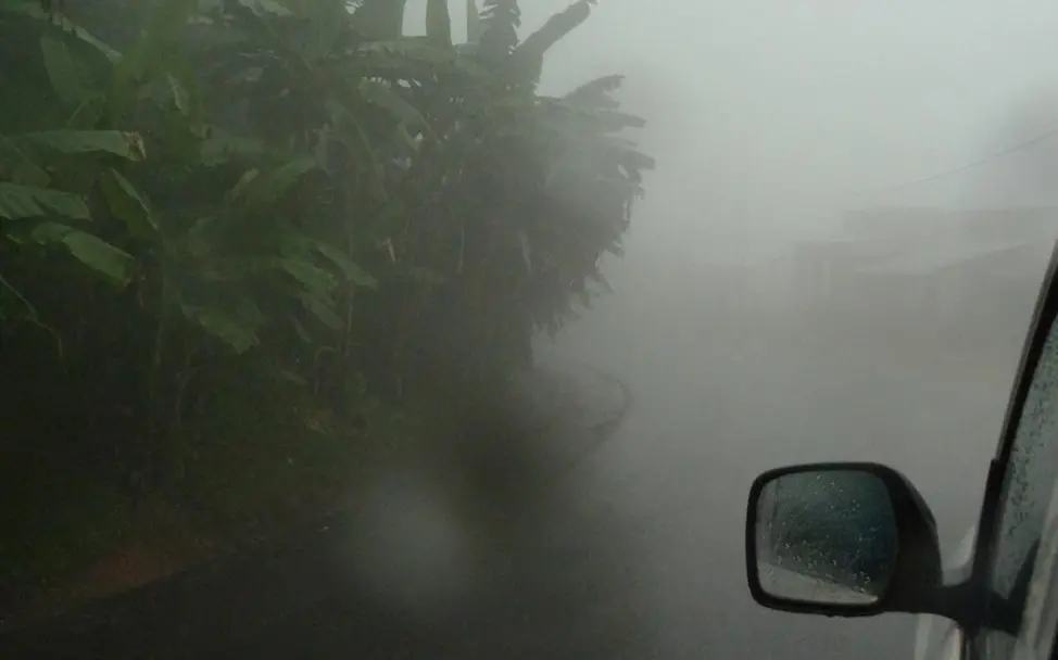 In der Regenzeit sind manche Straßen unpassierbar. Burundi Regen