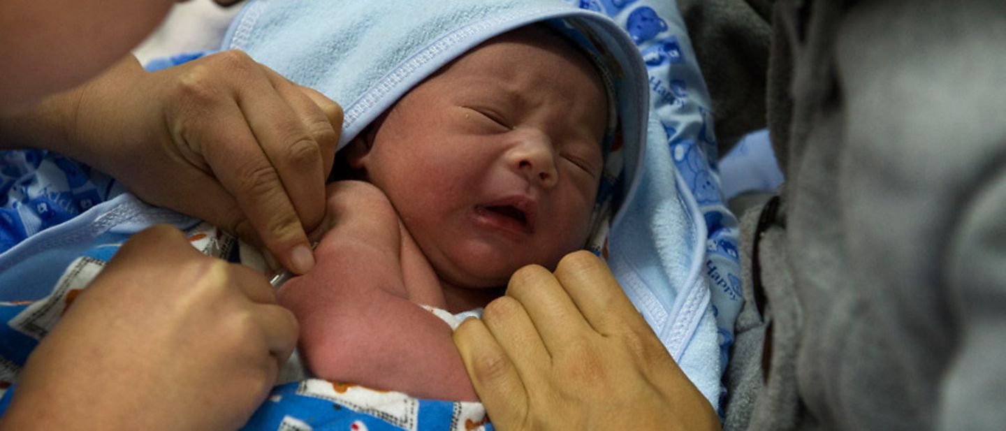 UNICEF in Bhutan: Dieses Baby erhält einen Impfschutz.