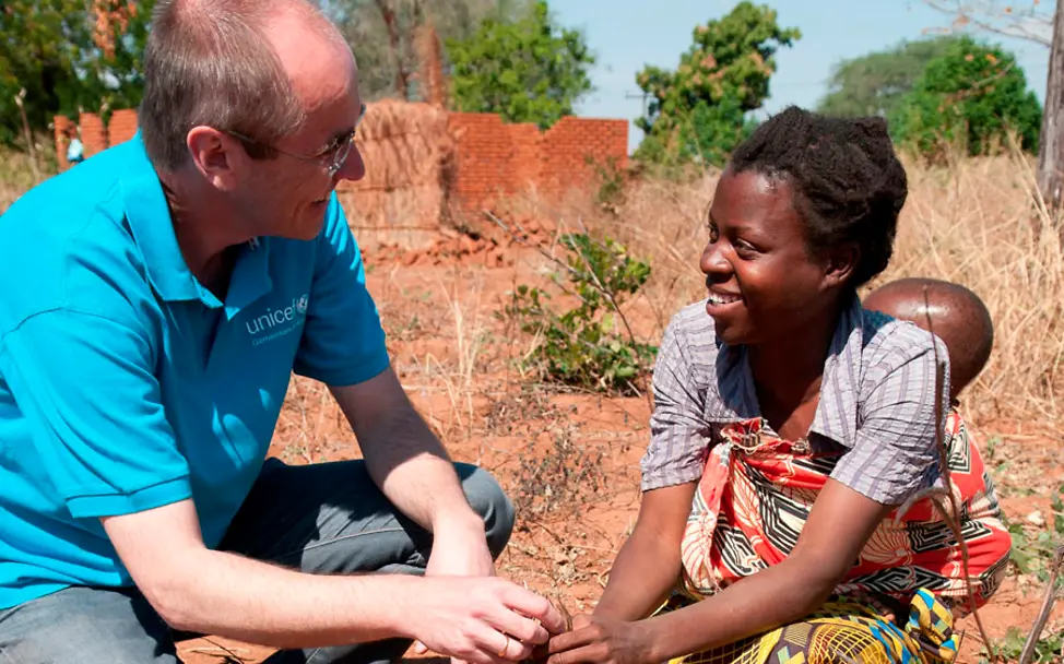 UNICEF-Geschäftsführer Christian Schneider besucht eine Familie in Malawi, die unter den Folgen von El Niño leidet | © UNICEF/Arjen van de Merwe El Niño: Dürre auch in Malawi
