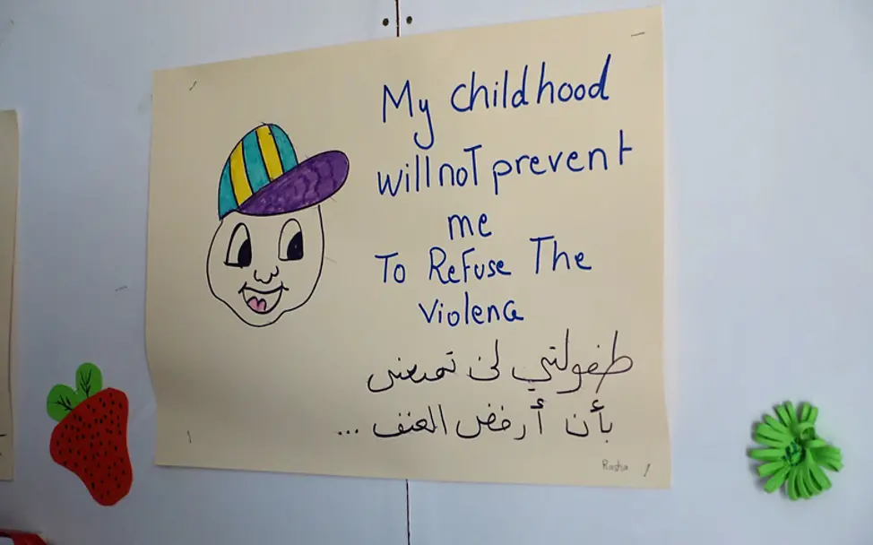 Mit Bilder und Poster wird Kinderschutz gelehrt | ©UNICEF 2016/Valeska Lamberti Libanon-Projektreise: Hier werden Kinderschutzthemen vermittelt