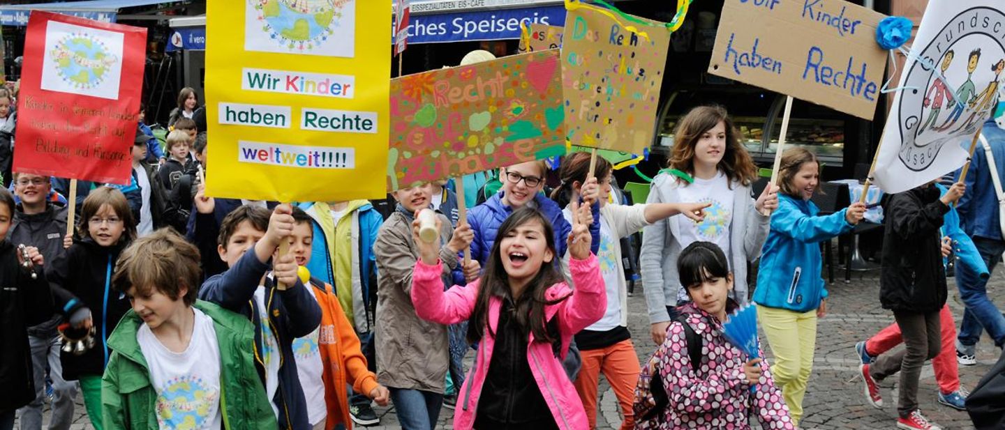 Kinderrechtsarbeit: Kinder demonstrieren für ihre Rechte