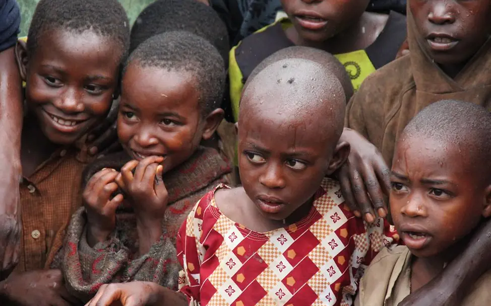Gebannt von den Darbietungen - Kinder in Tangara Burundi Kinder Theater UNICEF