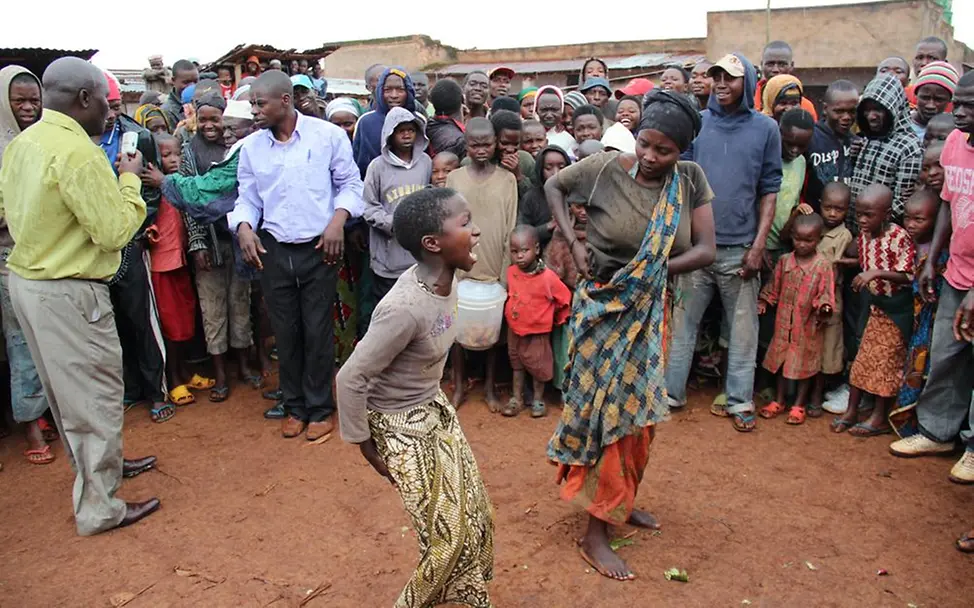Alice (links) ist 12 Jahre und spielt gerne Theater – wie hier in einem Stück zum Thema Hygiene. Burundi Straßentheater UNICEF Tubiyage