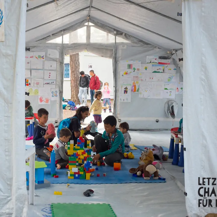 Kampagne: Letzte Chance für eine Kindheit | © UNICEF/Gilbertson VII Kampagne: Kinder Spielen im kinderfreundlichen Zelt