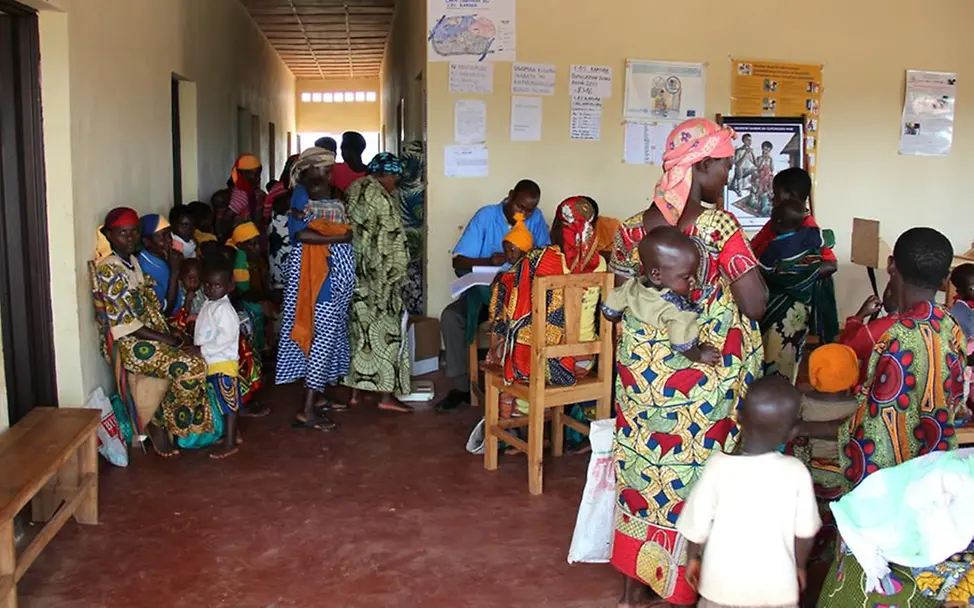 Frauen und Kinder warten im Vorraum einer Gesundheitsstation. Burundi Gesundheitszentrum UNICEF