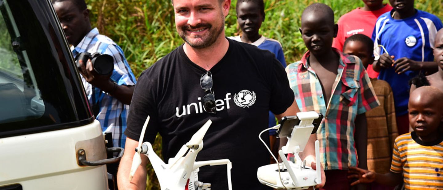 Innovationen: UNICEF-Mitarbeiter mit einer Drohne, die Blutproben transportiert.