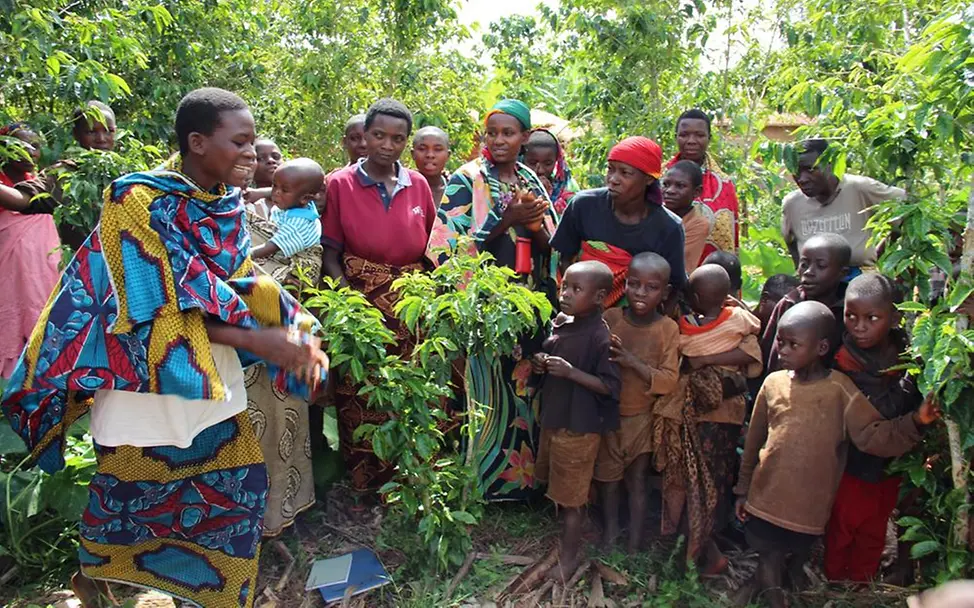 Die Frauengruppe verabschiedet uns mit einem Lied. Neugierig haben sich viele Kinder dazugesellt. Burundi Gesundheit Frauengruppe (© UNICEF/Kristina Müller)