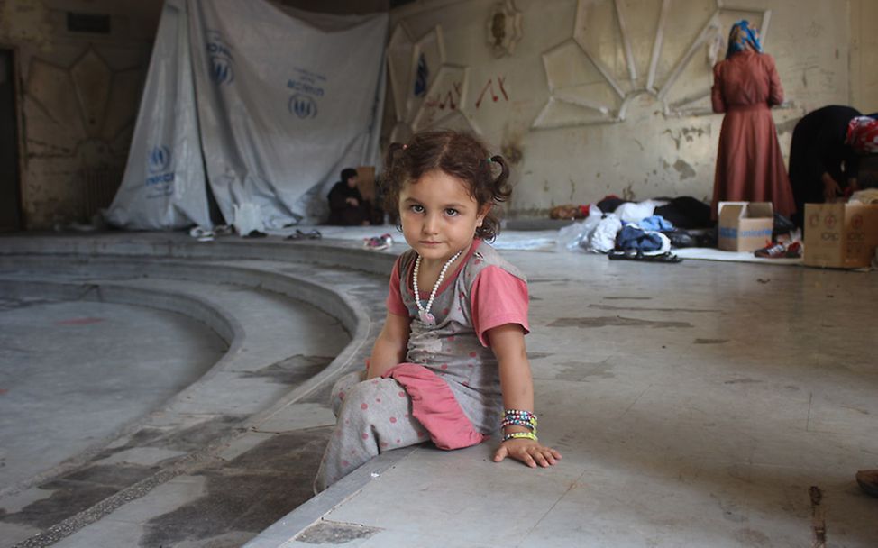 Ein kleines Mädchen sitzt in einem Kindergarten in Westaleppo. Ihr Zufluchtsort für die nächste Zeit.