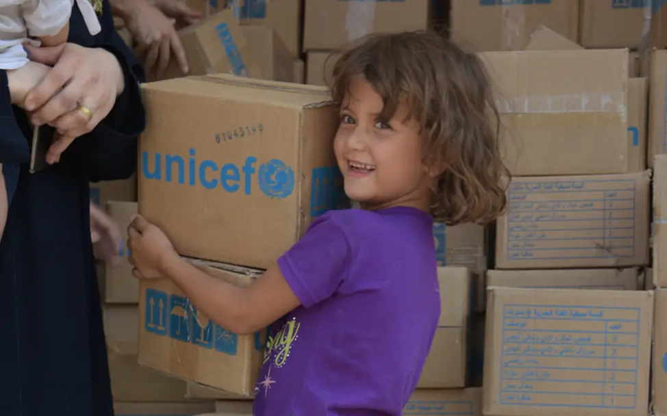 Ein kleines Mädchen holt UNICEF-Hilfsgüter in einer Moschee ab | ©UNICEF/Ihsan Ein kleines Mädchen holt UNICEF-Hilfsgüter in einer Moschee ab, die ihr und ihrer Familie vorerst als Unterkunft dient.