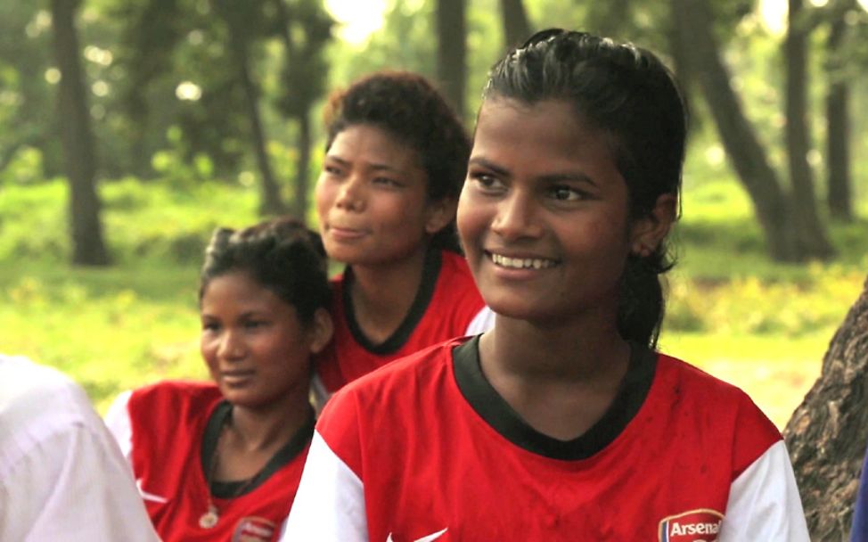 Frauenfußball in Nepal - Sabita im Fußballtrikot