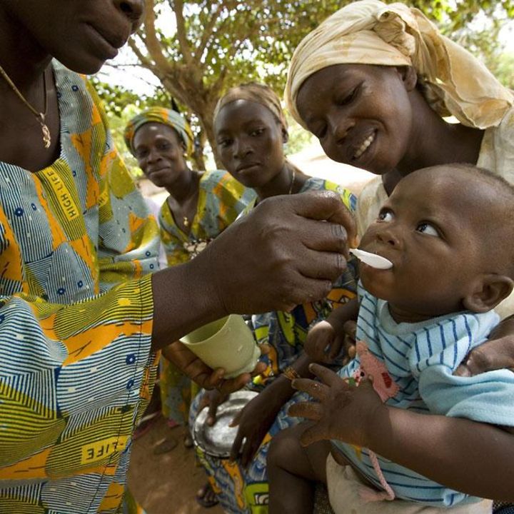 Benin: Kind erhält Zucker-Salz-Lösung