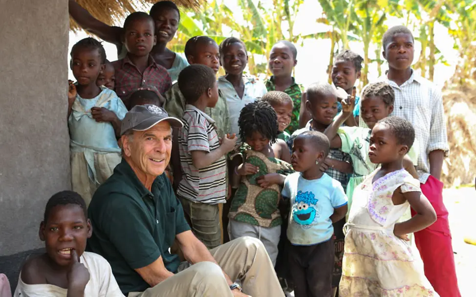 Dr. Jürgen Heraeus mit Kindern in Mosambik | © UNICEF/Jordi Matas 80. Geburtstag: Dr. Jürgen Heraeus