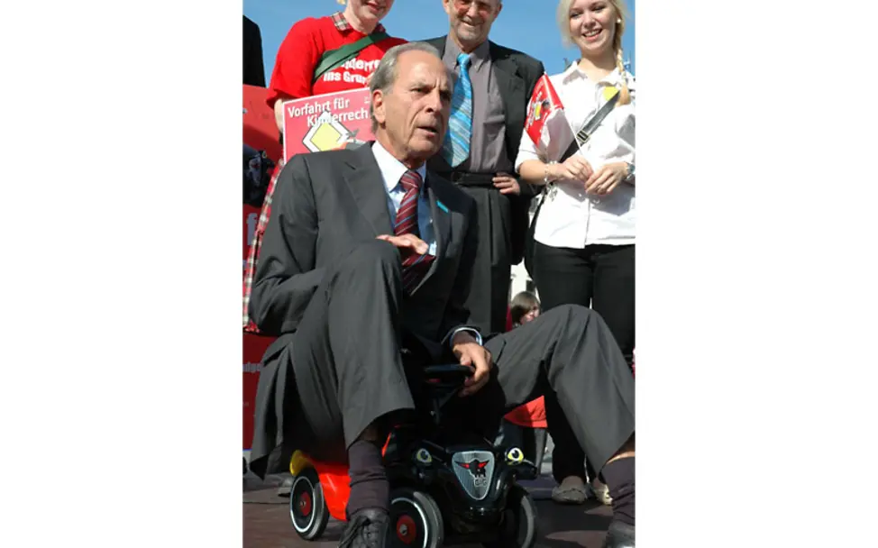 Dr. Jürgen Heraeus auf einem Bobby Car | © UNICEF/Claudia Berger 80. Geburtstag: Dr. Jürgen Heraeus