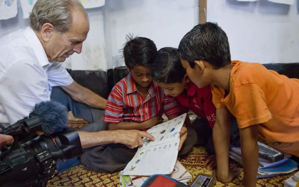 Jürgen Heraeus lernt mit den Kindern | © Shehab Uddin/Drik/Unicef 80. Geburtstag: Dr. Jürgen Heraeus in Bangladesch