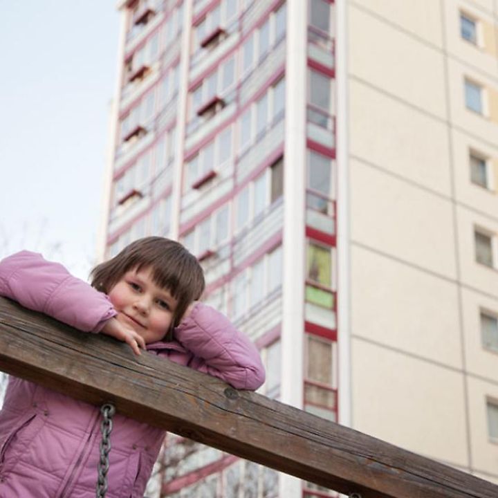 Mädchen vor Plattenbausiedlung in Berlin (© UNICEF DT/2012/Liesa Johannssen)