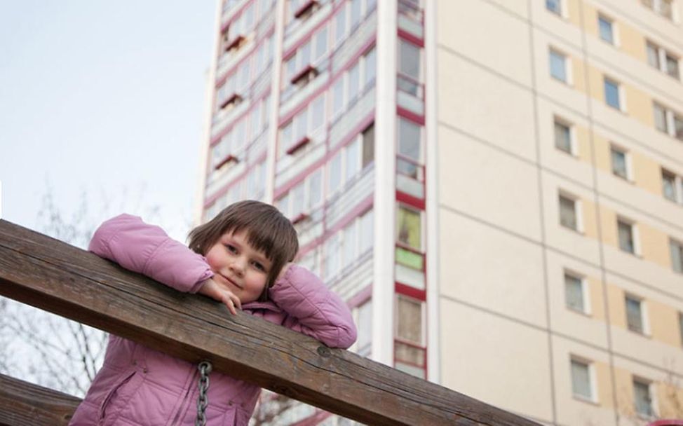 Mädchen vor Plattenbausiedlung in Berlin (© UNICEF DT/2012/Liesa Johannssen)