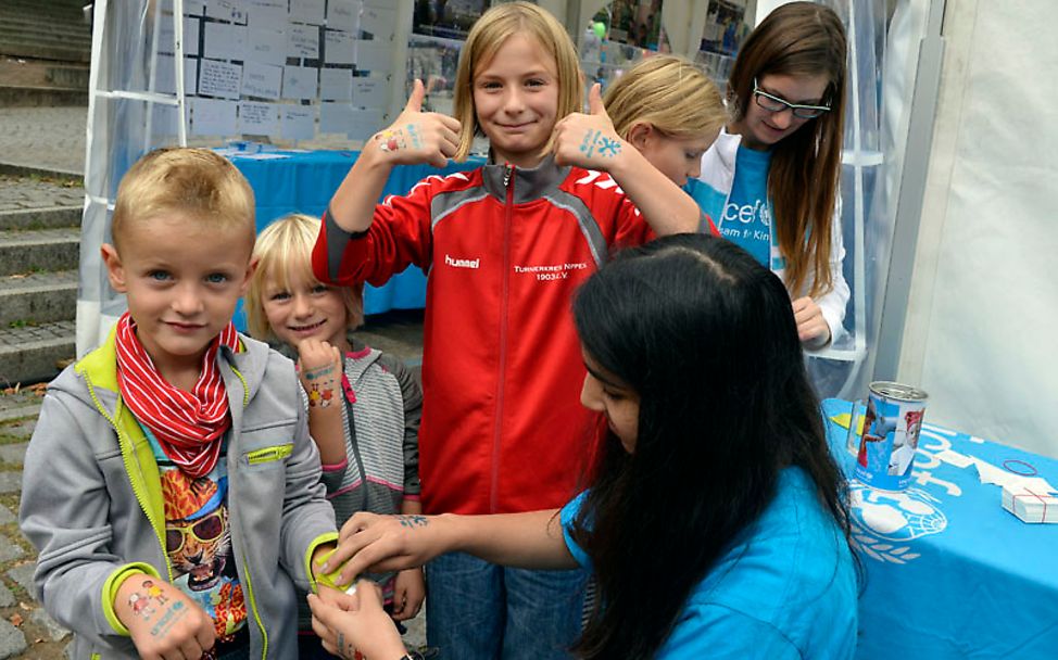 Weltkindertag: Kinder bekommen UNICEF-Tattoos