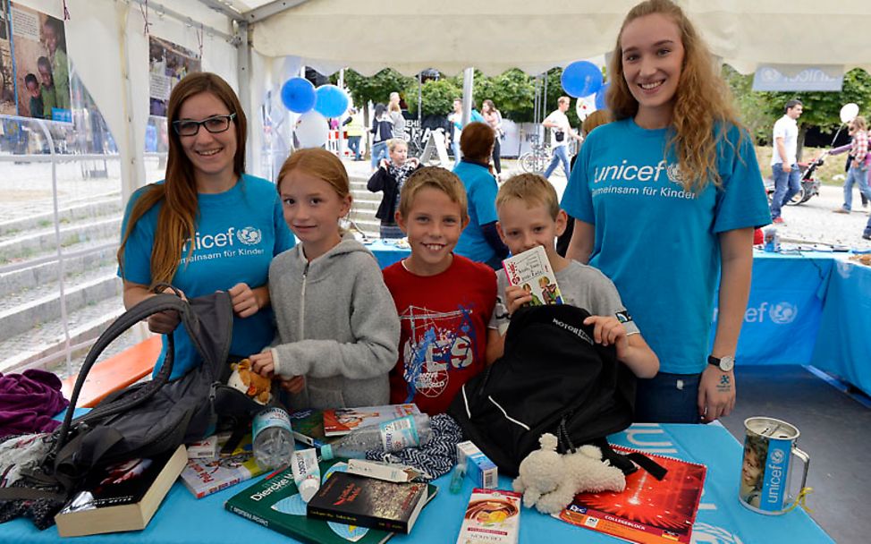 Weltkindertag: Kinder bei der Rucksack-Aktion am UNICEF-Stand