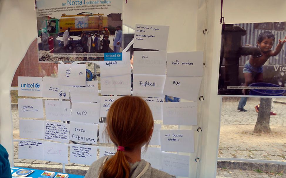 Weltkindertag: Mädchen betrachtet die Sammlung schöner Kindheitserlebnisse