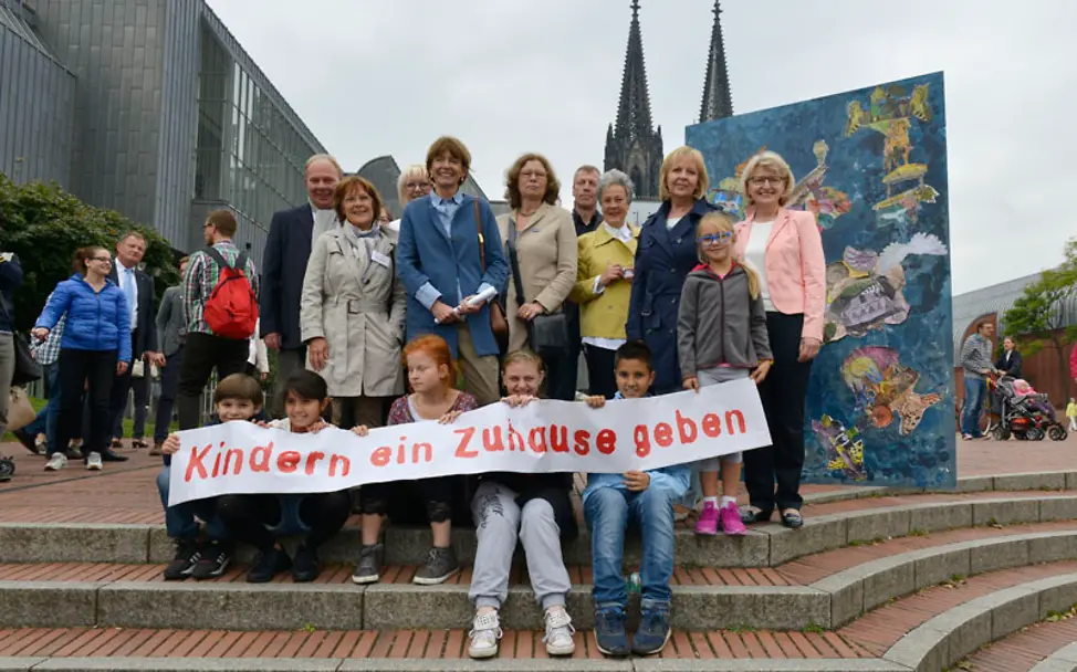 Weltkindertag: NRW-Ministerpräsidentin Hannelore Kraft macht ein Gruppenbild mit Kindern. 