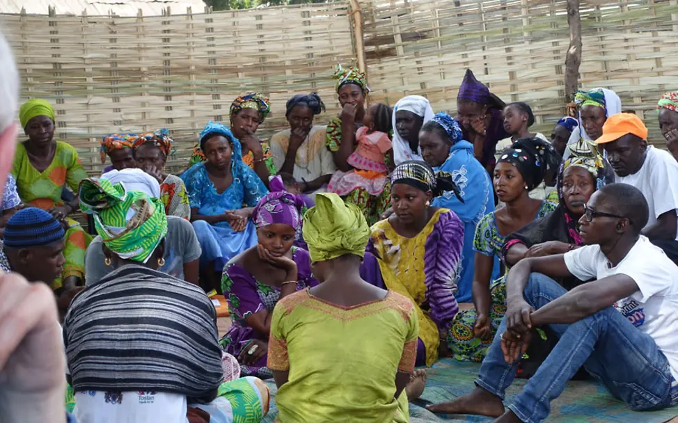 Aufklärungstreffen in einem Dorf | © UNICEF/DT2016-42739/Lars Flottmann Gambia: Aufklärungs- und Lerntreffen im Dorf