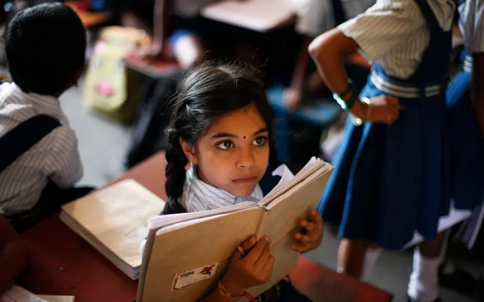 Ein Mädchen in der Schule | © UNICEF/UNI144250/ Indien: Ein Mädchen mit Schulbuch