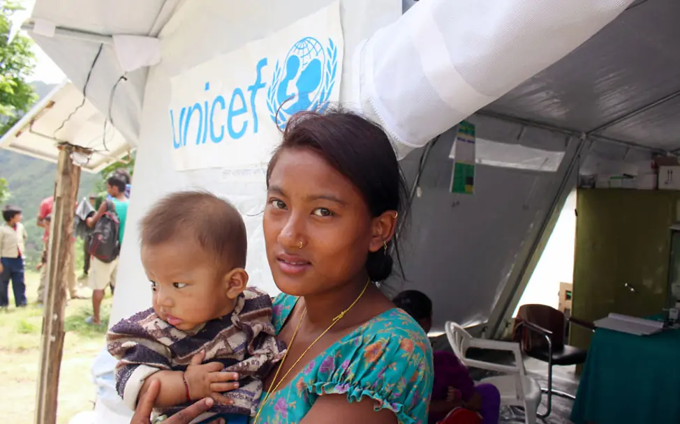 Eine junge Frau hält ihr Baby | © UNICEF/UNI184632/Newar Nepal: Eine junge Frau hält ihr Baby