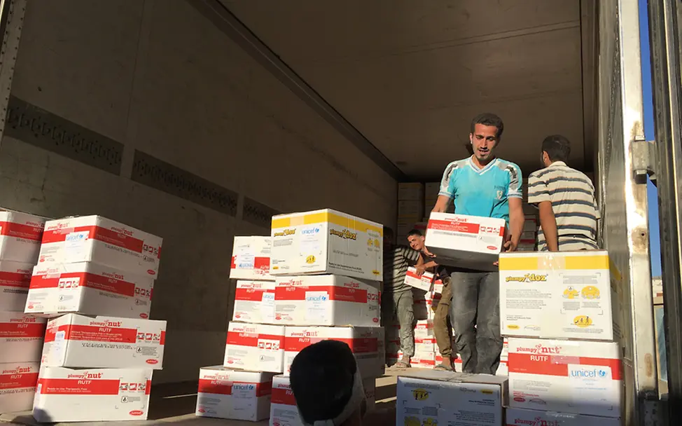 Endlich erreichen Hilfsgüter die belagerte Stadt Moadamiyeh - erstmals seit Mitte Juil. | ©UNICEF/2016/Nagra Am Samstag hat UNICEF Nahrungsmittel sowie Gesundheits- und Hygienematerial an 7.000 Menschen in Moadamiyeh ausgeliefert.