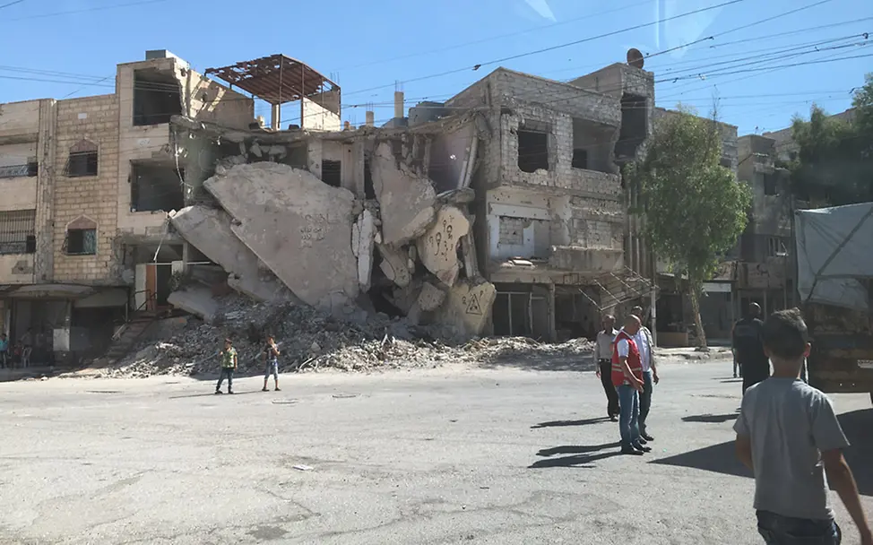 Zerstörte Häuserfronten in Moadamiyeh | ©UNICEF/2016/Nagra Eine Stadt in Schutt und Asche - auch in Moadamiyeh, elf Kilometer von Damaskus, sind die Folgen der Bombardierungen verheerend.