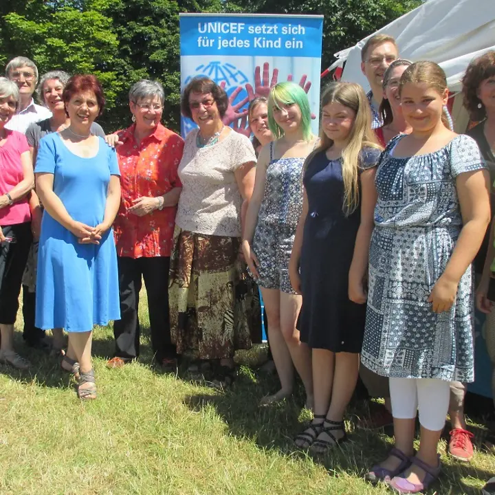 Das Team Mainburg und die Helfer von der Arbeitsgruppe Landshut © UNICEF-Team Mainburg Das Team Mainburg und die Helfer von der Arbeitsgruppe Landshut © UNICEF-Team Mainburg