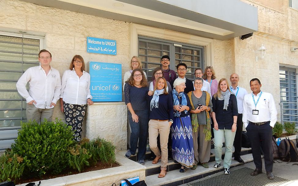 Projektreise Jordanien: Ehrenamtliche vor dem UNICEF Büro in Amman