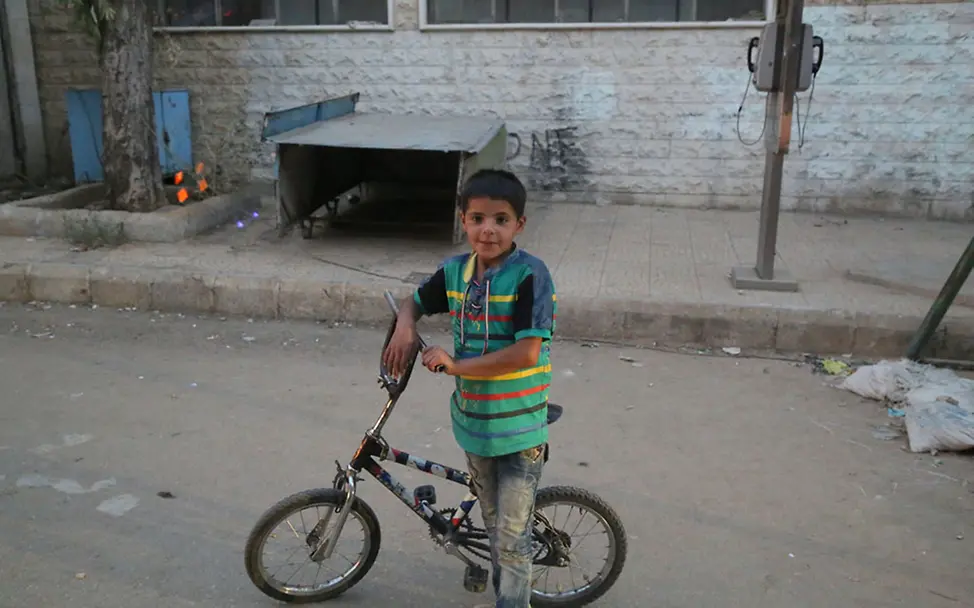 Hilfsgüter erreichen Syrien: Viele Kinder wie dieser Junge kommen und schauen. | © UNICEF/Al Saleh/WFP Hilfsgüter erreichen Syrien: Viele Kinder wie dieser Junge kommen und schauen