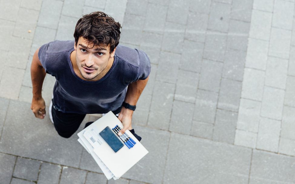 Mats Hummels blickt an seiner alten Schule hoch