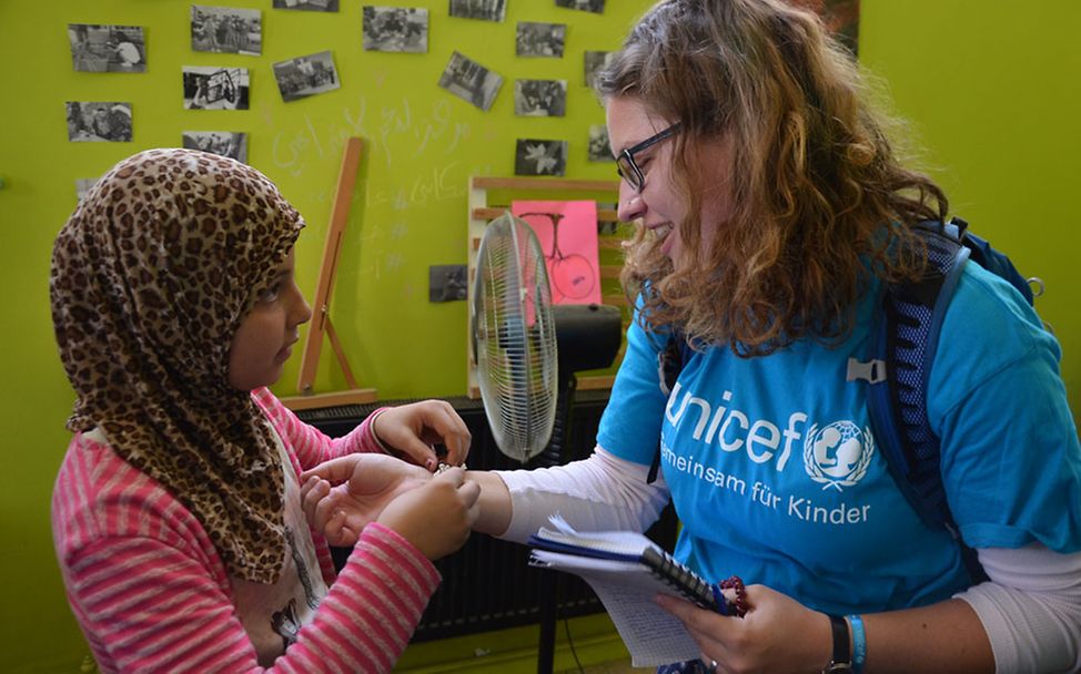 Projektreise Jordanien: Kerstin bekommt ein Perlenarmband geschenkt