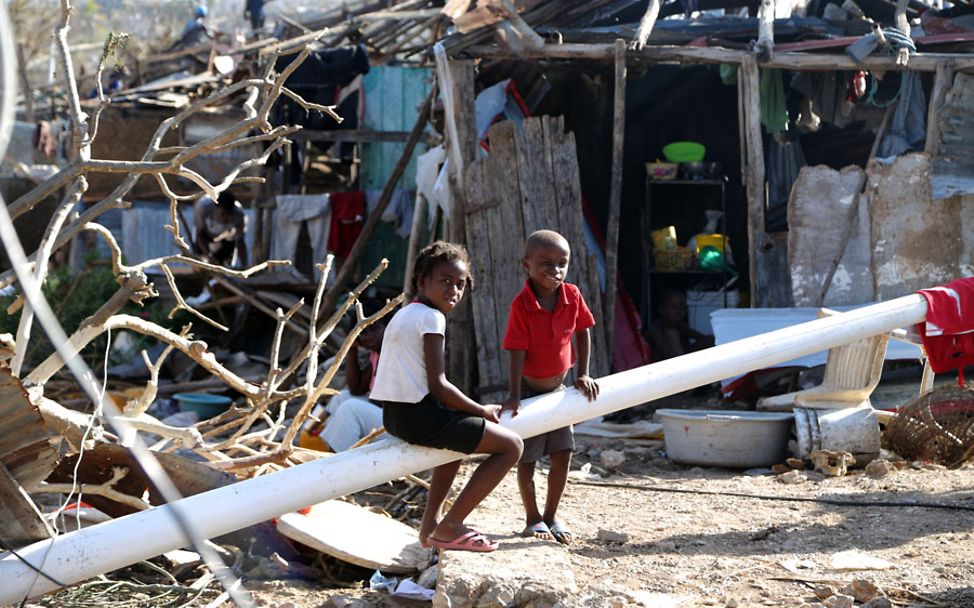 Hurrikan Matthew: Zwei Kinder auf einer umgestürzten Straßenlaterne