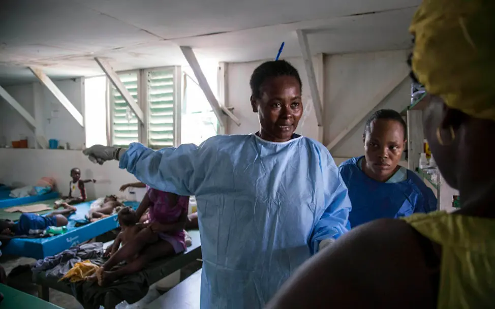 Ärzte und Ärztinnen wie diese helfen so vielen Kindern wie möglich | © UNICEF/LeMoyne Hurrikan Matthew: Eine Ärztin in Haiti zeigt auf zu behandelnde Kinder.