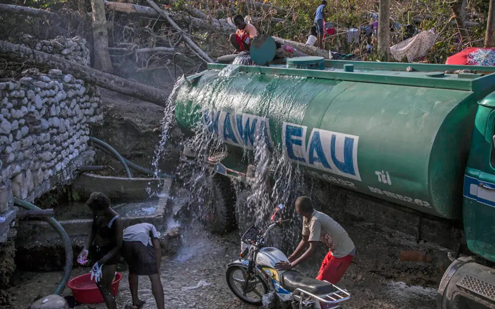 Mittels Tanks konnte Trinkwasser geliefert werden | © UNICEF/LeMoyne Hurrikan Matthew: Ein LKW liefert einen Tank mit Trinkwasser