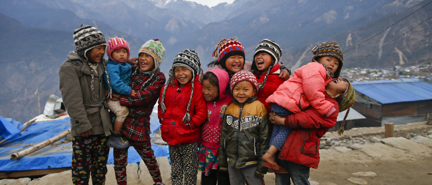 Nepal: Kinder beim Lachen und Spielen