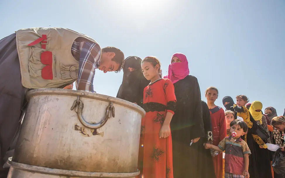 Frauen und Kinder stehen im Debaga Flüchtlingslager in Erbil Schlange, um Lebensmittel zu bekommen. | © UNICEF/Anmar Irakische Frauen und Frauen und Kinder stehen im Debaga Flüchtlingslager in Erbil Schlange, um Lebensmittel zu bekommen.