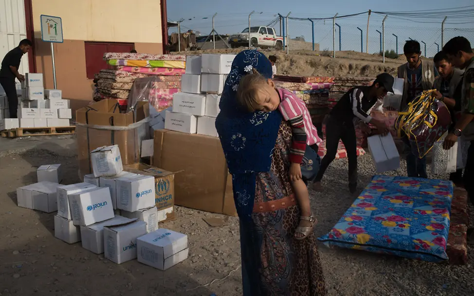 Eine Mutter und ihre kleine Tochter suchen Zuflucht im Debaga Flüchtlingslager. | © UNICEF/Mackenzie Am 15. Oktober floh diese Mutter mit ihrer kleinen Tochter von Hawija ins Debaga Flüchtlingslager, um den Kämpfen zu entfliehen.