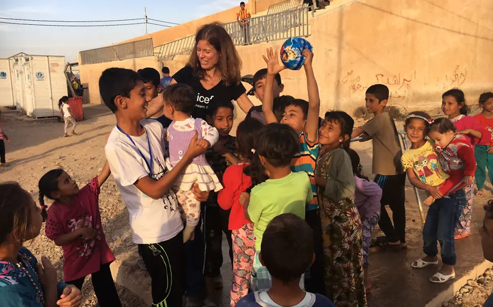 Kinder freuen sich über einen Ball | © UNICEF/DT2016-49862 Irak: Kinder spielen mit einem Ball