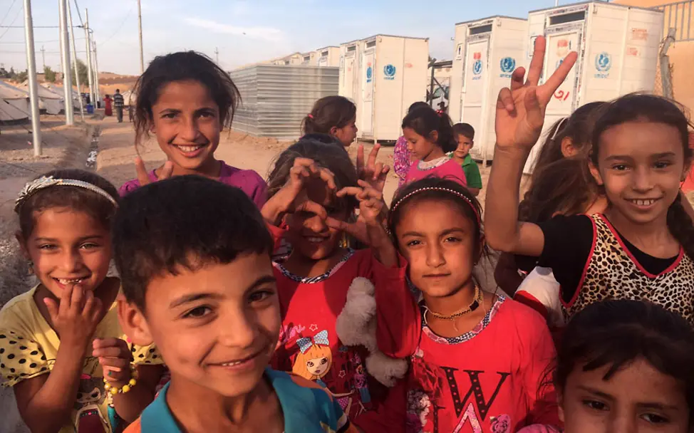 Kinder freuen sich über abschließbare Toiletten | © UNICEF/DT2016-49866 Irak: Die Freude ist groß über die Toilettenhäusschen