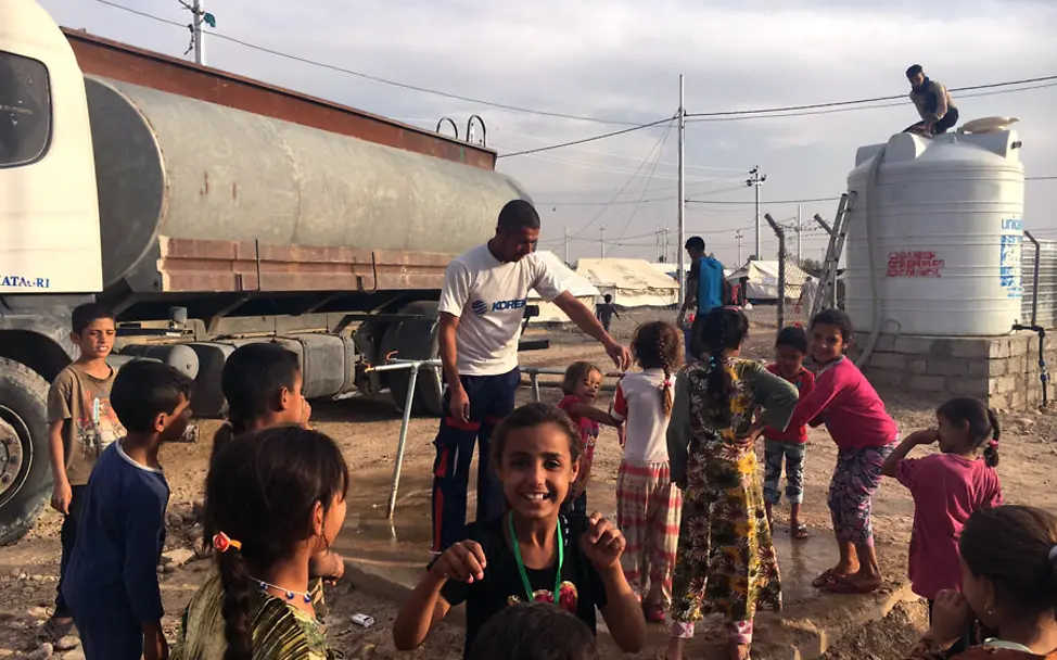 Der UNICEF-Lastwagen bringt frisches Wasser | © UNICEF/DT2016-49863 Irak: Kinder freuen sich über die UNICEF-Wasserlieferung