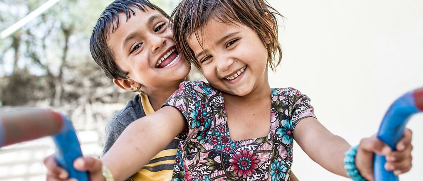 Als Förderstiftung helfen: Zwei lachende Kinder