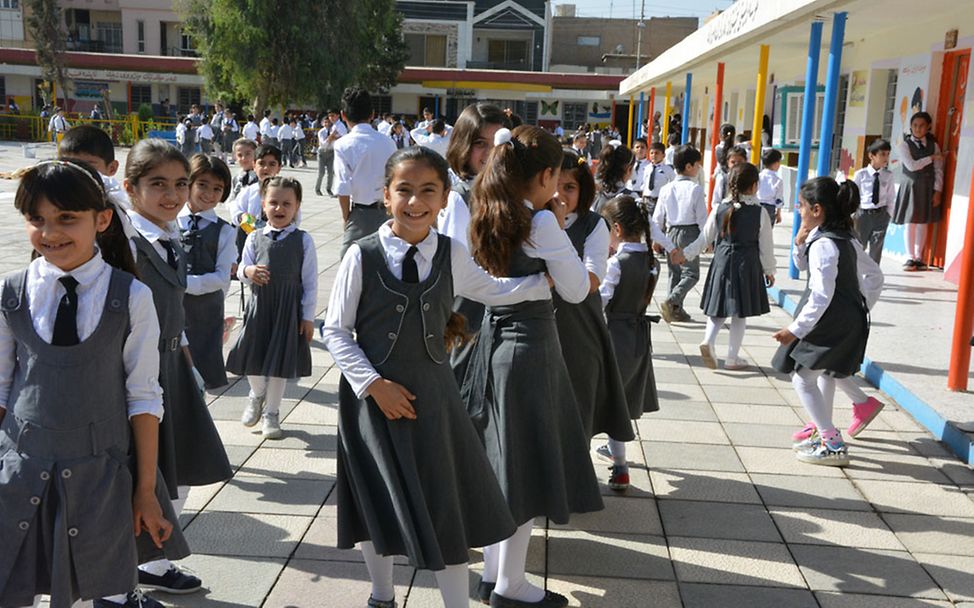 Irakreise: Schulkinder auf einem Schulhof im Irak