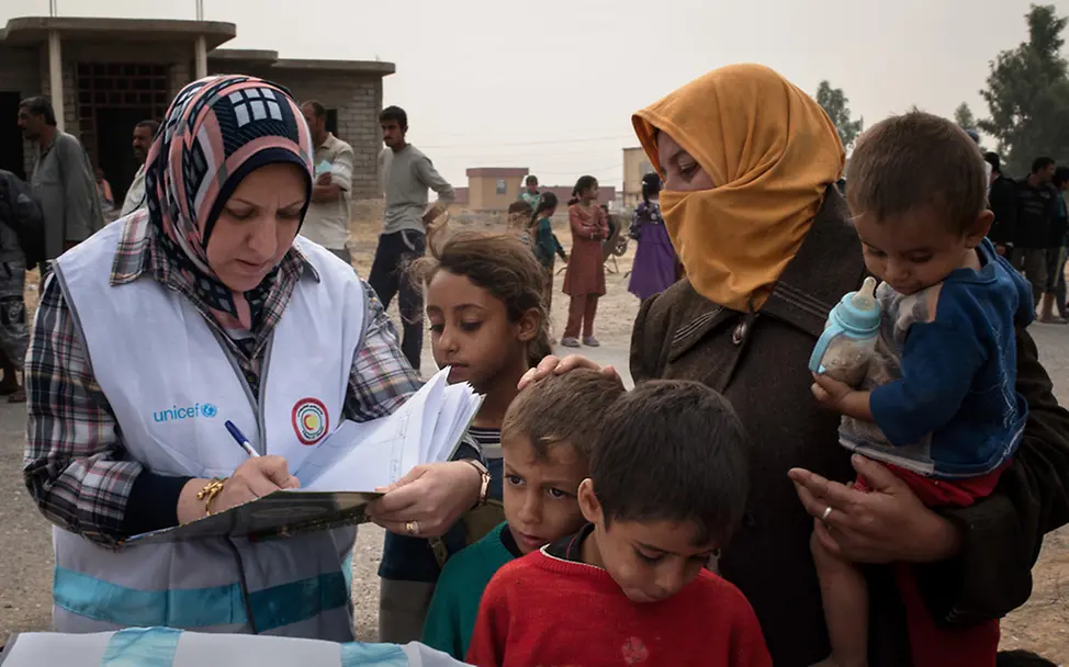 Große Impfaktion im Irak: UNICEF will Millionen Kinder gegen Polio impfen. | © UNICEF/Mackenzie Irak: Kinder und Frauen scharen sich um Isra, eine Mitarbeiterin vom UNICEF-Impfteam.