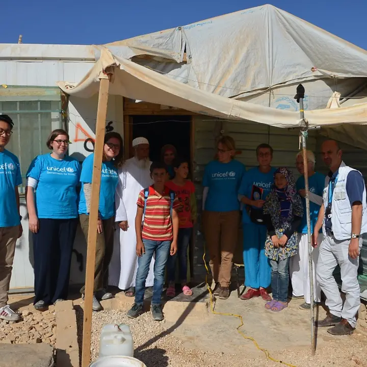 vor dem Wohncontainer der Familie von Suleiman Horani (c) UNICEF DT/2016/Hai Ha Tran vor dem Wohncontainer der Familie von Suleiman Horani (c) UNICEF DT/2016/Hai Ha Tran