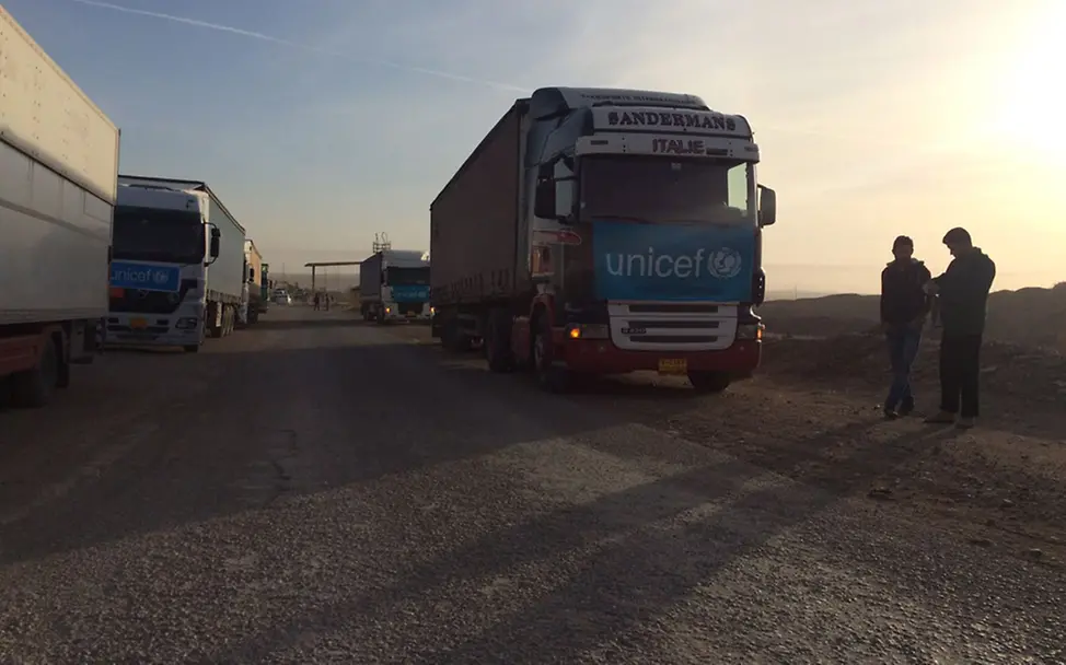 Acht Lastwagen sind auf dem Weg nach Mossul, um die ersten Hilfsgüter seit zwei Jahren zu liefern. | © UNICEF Iraq/2016/Niles Irak: Ein Hilfskonvoi mit acht LKWs ist auf dem Weg nach Mossul, um 15.000 Menschen mit wichtigen Hilfsgütern zu versorgen.