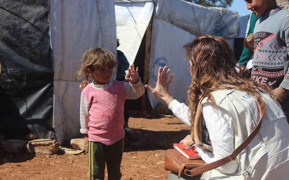 Aleppo: Basma gibt einem kleinen Mädchen High-Five