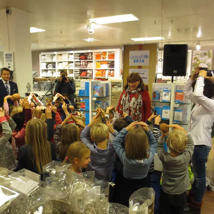 Petra Reiter eröffnet den UNICEF Grußkartenverkauf in Schwabing Petra Reiter eröffnet den UNICEF Grußkartenverkauf in Schwabing